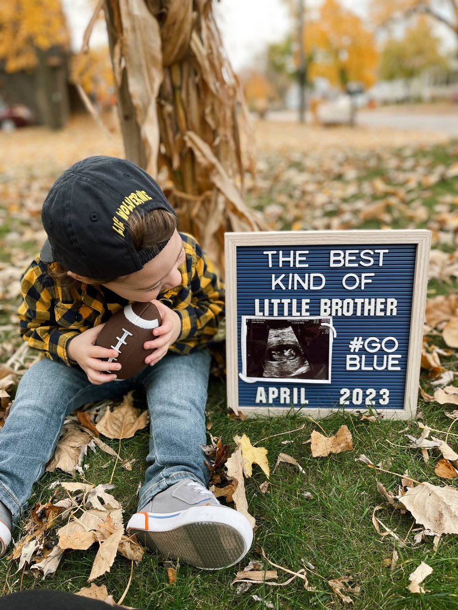 Im_Big_D's tweet photo. Big football weekend 🏈 &amp; bigger family announcement 🤝🏻 WE’RE GOIN FOR 2 ✌🏻 #GoBlue 〽️ #BeatLittleBrother https://t.co/b56hHIzEwa