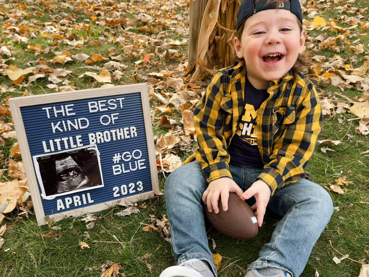 Im_Big_D's tweet photo. Big football weekend 🏈 &amp; bigger family announcement 🤝🏻 WE’RE GOIN FOR 2 ✌🏻 #GoBlue 〽️ #BeatLittleBrother https://t.co/b56hHIzEwa