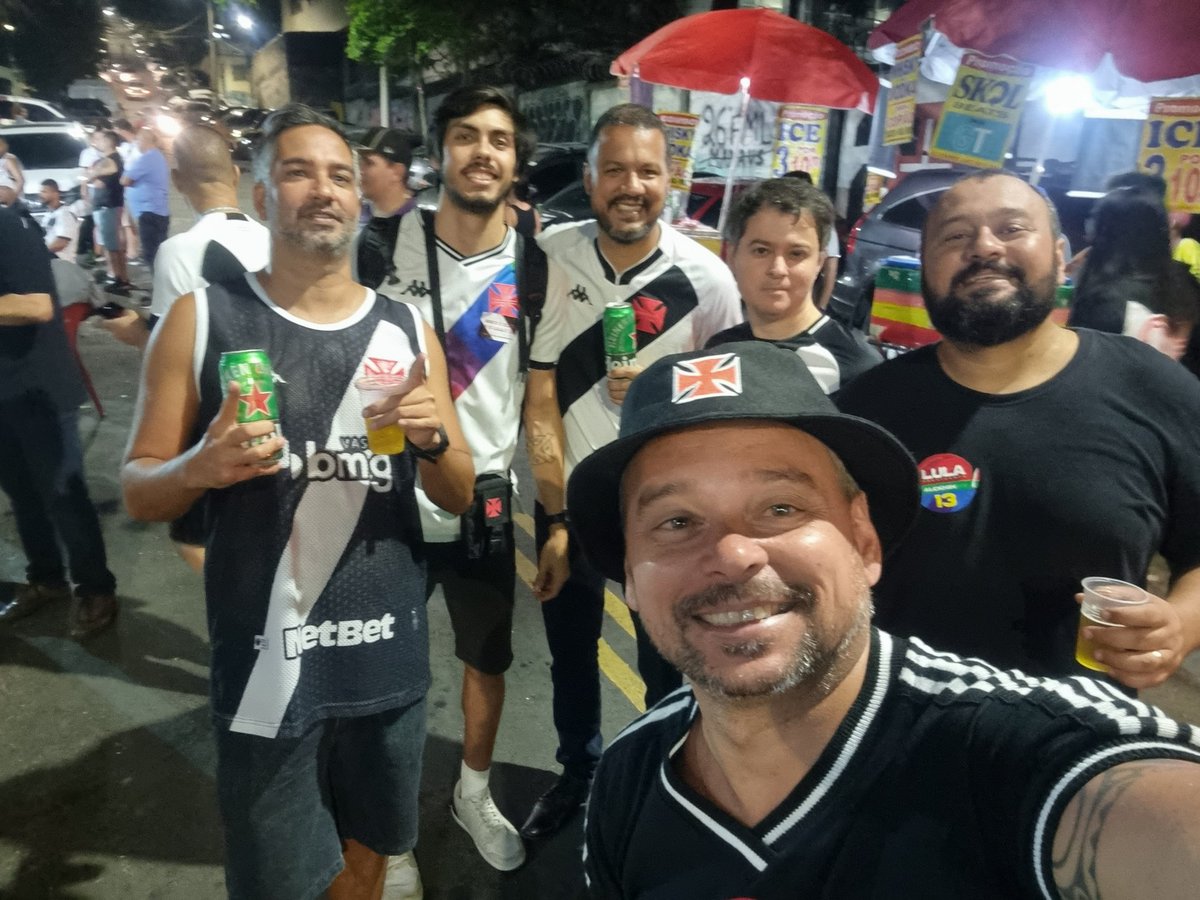 Marcelomalves's tweet photo. @renatavieirav @echeloncrvg @sugarhigh @marleymark olha ele aí com a gente no Bar do Nelson... https://t.co/bRq9uxXNFv