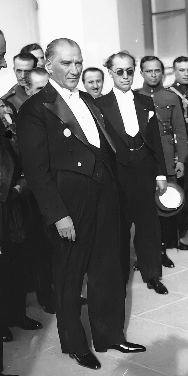 “Bütün dünya bilsin ki, benim için bir yandaşlık vardır: Cumhuriyet yandaşlığı, düşünsel ve toplumsal devrim yandaşlığı. Bu noktada yeni Türkiye topluluğunda, bir bireyi bunun dışında düşünmek istemiyorum.”

99. yılında Cumhuriyet Bayramımız kutlu olsun! 🖤