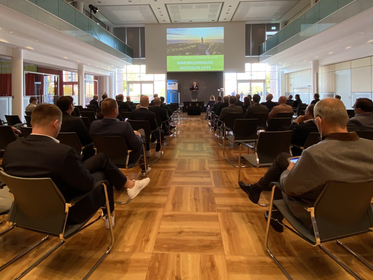 #Immobilien|Dialog #Westfalen-#Lippe im #Miele-Forum: Unsere GF @EGendziorra eröffnet die gutbesuchte Auftaktveranstaltung des #BFWNRW im östlichen Landesteil von #NRW. Viele Teilnehmer aus der regionalen #Immobilienwirtschaft, aus Politik, Verwaltung und Verbänden sind dabei.