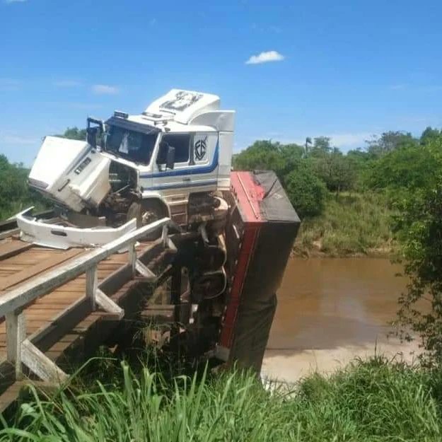 abcnet_py's tweet photo. Camión cae al Río Aquidabán En Yby Yaú
Al mediodía de este viernes 28, un camión de gran porte que transportaba cal agrícola se predisponía a pasar sobre el puente de madera, que supuestamente se había reparado hace unos meses, no resistió el peso y parte del rodado cayó. https://t.co/XKssNg4Dds
