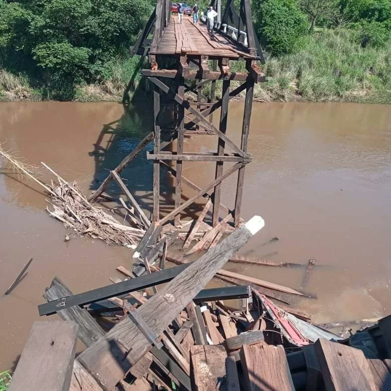 abcnet_py's tweet photo. Camión cae al Río Aquidabán En Yby Yaú
Al mediodía de este viernes 28, un camión de gran porte que transportaba cal agrícola se predisponía a pasar sobre el puente de madera, que supuestamente se había reparado hace unos meses, no resistió el peso y parte del rodado cayó. https://t.co/XKssNg4Dds