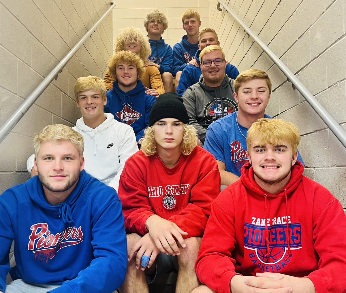 50 Shades of Gold.

🏆 Gold ball 🏈 , gold hair. 👨