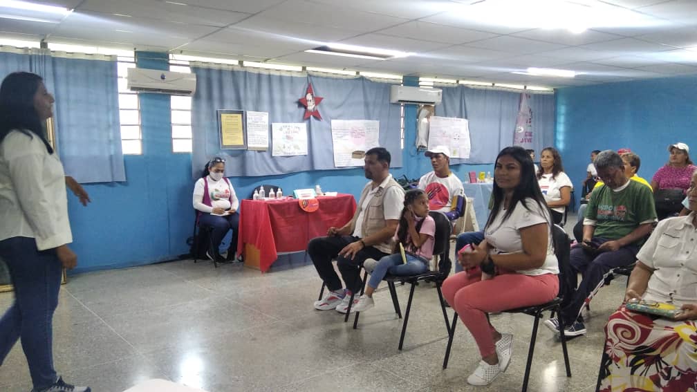 Desde los espacios del Salón Ayacucho en la ZEA se desarrolló el 5to encuentro de experiencias Productivas ARAGUA 2022 a cargo de Misión Robinson. #VenezuelaTierraDePaz <a href="/NicolasMaduro/">Nicolás Maduro</a> <a href="/_LaAvanzadora/">Yelitze Santaella</a> @MPPEDUCACION <a href="/RosangelaOrozco/">Rosangela Orozco</a> <a href="/Soykarinacarpio/">Karina Carpio</a>