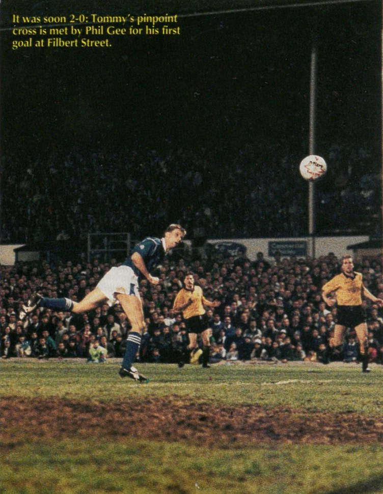 #FosseGold 🦊

21st Apr 1992
#LCFC v #CUFC: #PhilGee's first goal for the club supplements a long-range fizzer from #TommyWright, Claridge replies. A disappointing end to the season doesn't stop us enjoying a memorable night against the U's three weeks later...
FT: 2-1