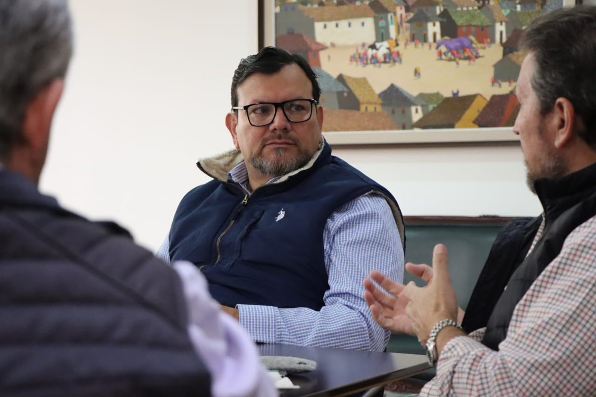 bmanzanod's tweet photo. El sector lácteo es clave para la alimentación del país. Junto a los representantes estamos construyendo un reglamento que permita fijar un precio justo, competitivo, que refleje el esfuerzo diario de nuestros productores en el campo. https://t.co/NAbYILoPBn