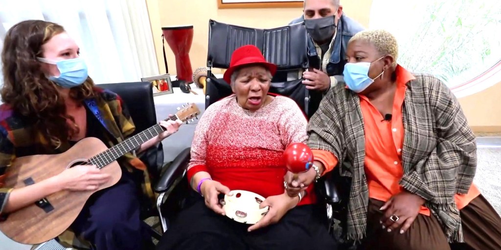 #Music is 'a new language' for these #Alzheimers patients and caregivers today.com/video/music-is… by <a href="/RichardLui/">ʀɪᴄʜᴀʀᴅ ʟᴜɪ</a> via <a href="/DrIanWeissman/">Ian Weissman, DO</a> 

#dementia