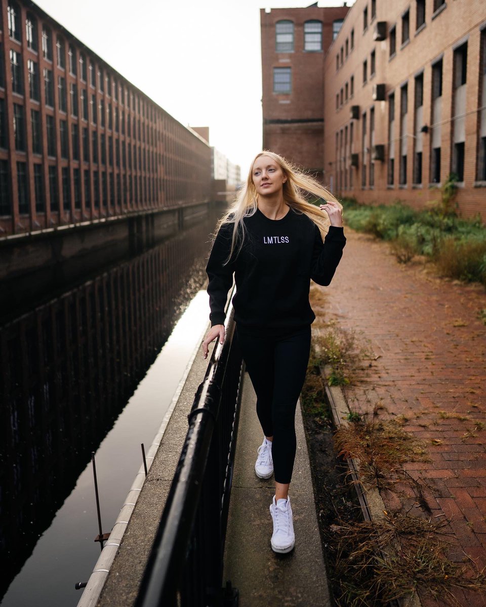 Gray &amp; black crewnecks are OUT NOW!! 🍂❄️ 
Extremely warm &amp; soft with velvet inside, ideal for the chilly weather &amp; comfortable days/nights🖤
#LMTLSS 

lmtlsslifestyle.com/products/velve…