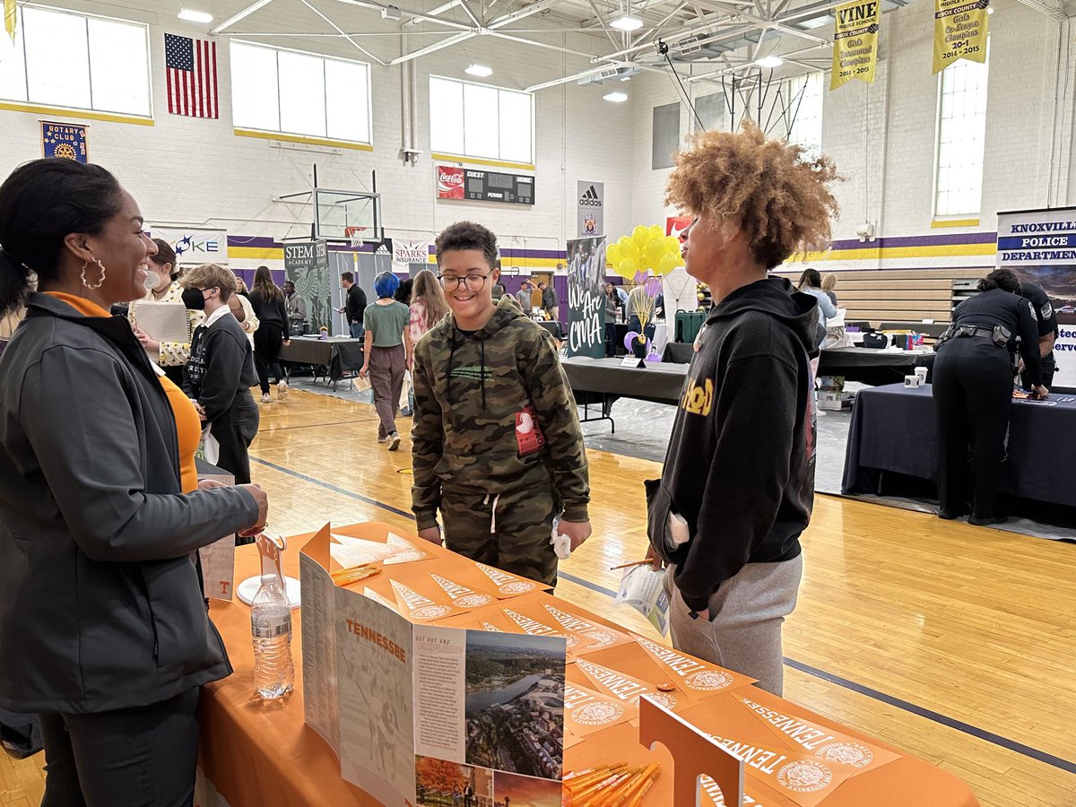 VineMSKnox's tweet photo. Our Career Fair was great today thanks to our school counselors Ann Marshall, Dori Copeland, & Kelsey Clark, & our College and Career teacher, Mona Coffman. Also big thanks to great Community Partners like the University of Tennessee. #ChallengeConnectionsCommunity https://t.co/aF7MKKiyOa