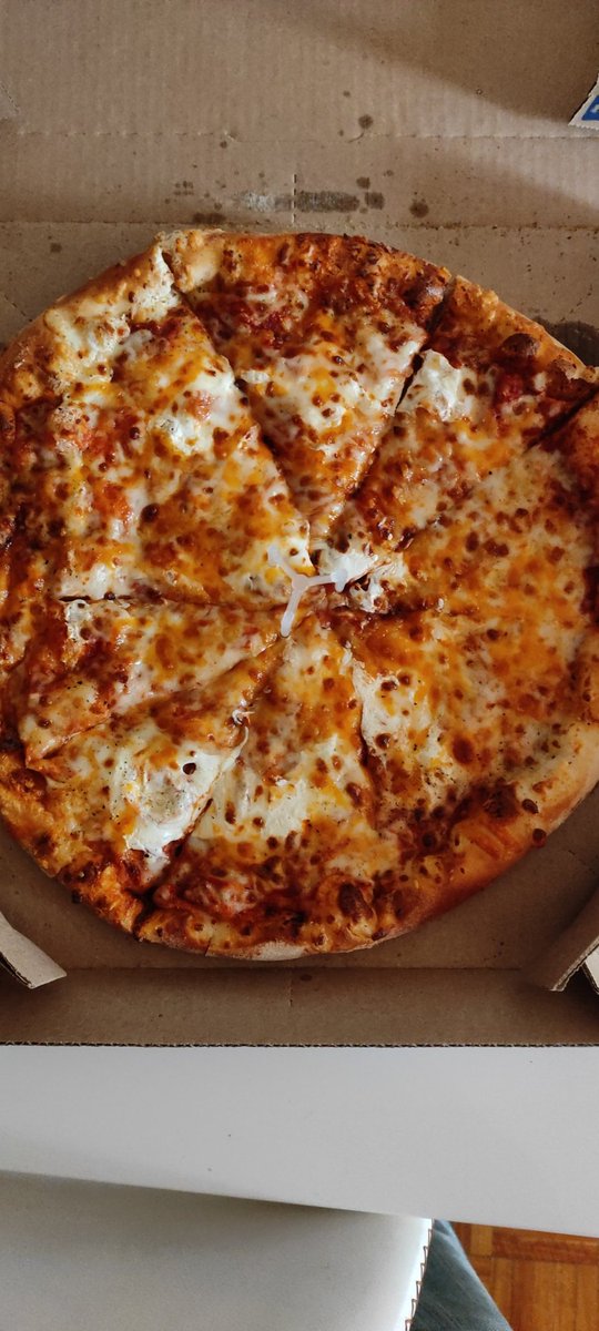 miko2805's tweet photo. @dominosmx me encanta como parten sus pizzas. https://t.co/3KFe5eevbd