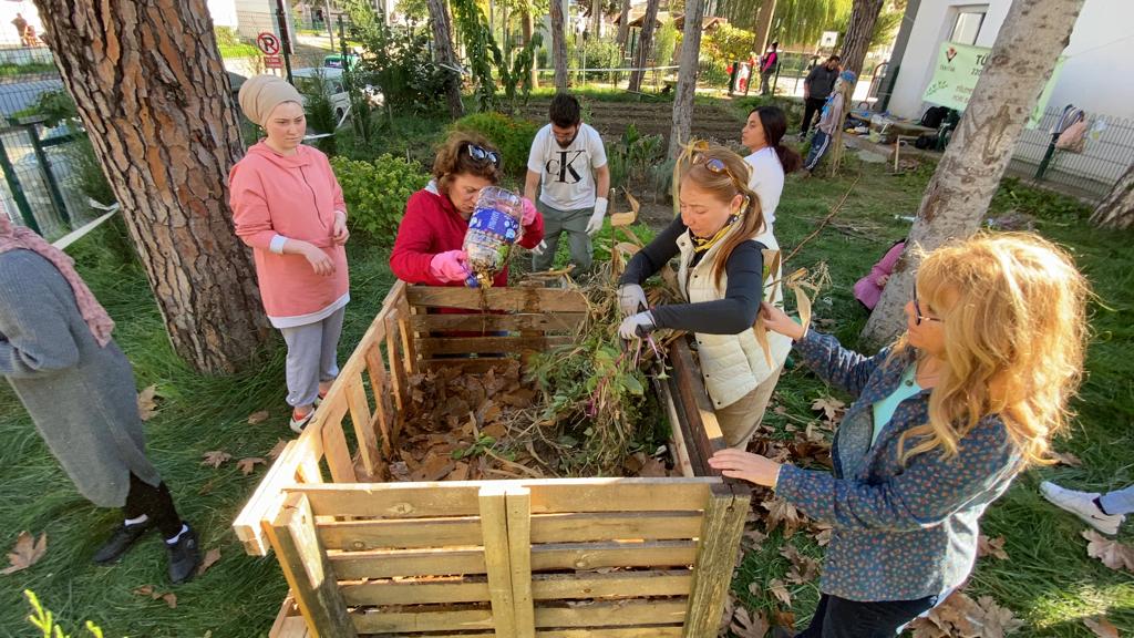 TÜBİTAK 2209-A projemiz kapsamında Programımız ve İnönü İlkokulu öğrencileri ile kompost hazırladık. Ispanak ekip, marul diktik. <a href="/uzun_orhan/">ORHAN UZUN</a> <a href="/GencLermi/">Ayşe Genç Lermi</a> <a href="/m_zahmakiran/">Prof. Dr. Mehmet Zahmakıran</a> <a href="/Sevim_Celik67/">Prof. Dr. Sevim Çelik</a> <a href="/TDelialioglu/">Turgay Delialioğlu</a> <a href="/grafikmyo/">GRAFİK TASARIM PROGRAMI</a> <a href="/BartinMyoTurizm/">Bartın MYO Turizm ve Otel İşletmeciliği Programı</a> <a href="/KaYaHaNKaDiR15/">Kadir KAYAHAN</a> 
<a href="/cagri_surucu/">Çağrı Sürücü</a> <a href="/slmcelikyay/">Hatice Selma Çelikyay</a> <a href="/cigobartn/">cihangir kasapoğlu</a>