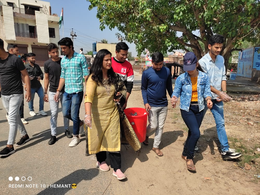 IguNssU4's tweet photo. NSS,IGU की तृतीय व चतुर्थ इकाइयों ने विश्वविद्यालय परिसर के राव तुलाराम भवन से मीरपुर गांव एक स्वच्छता रैली निकाली तथा 18 किलो प्लास्टिक जमा किया।
@_NSSIndia @Anurag_Office @igunssu3 @IguNssU4 @igu_nss @GovtOfIndia_ @MoHFW_INDIA https://t.co/BqWxeieldE