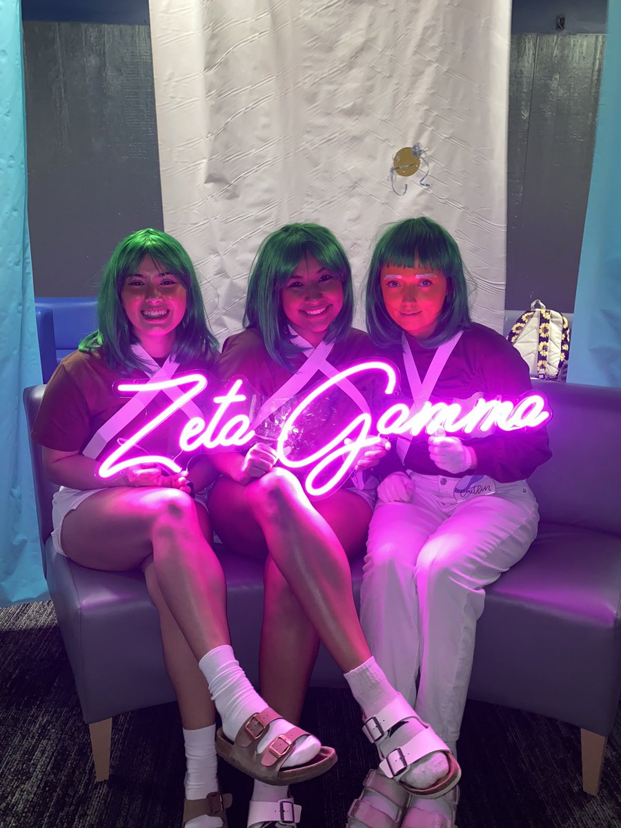 sierramckinnzie's tweet photo. Last rush party with my besties :,( https://t.co/numih7qnMm