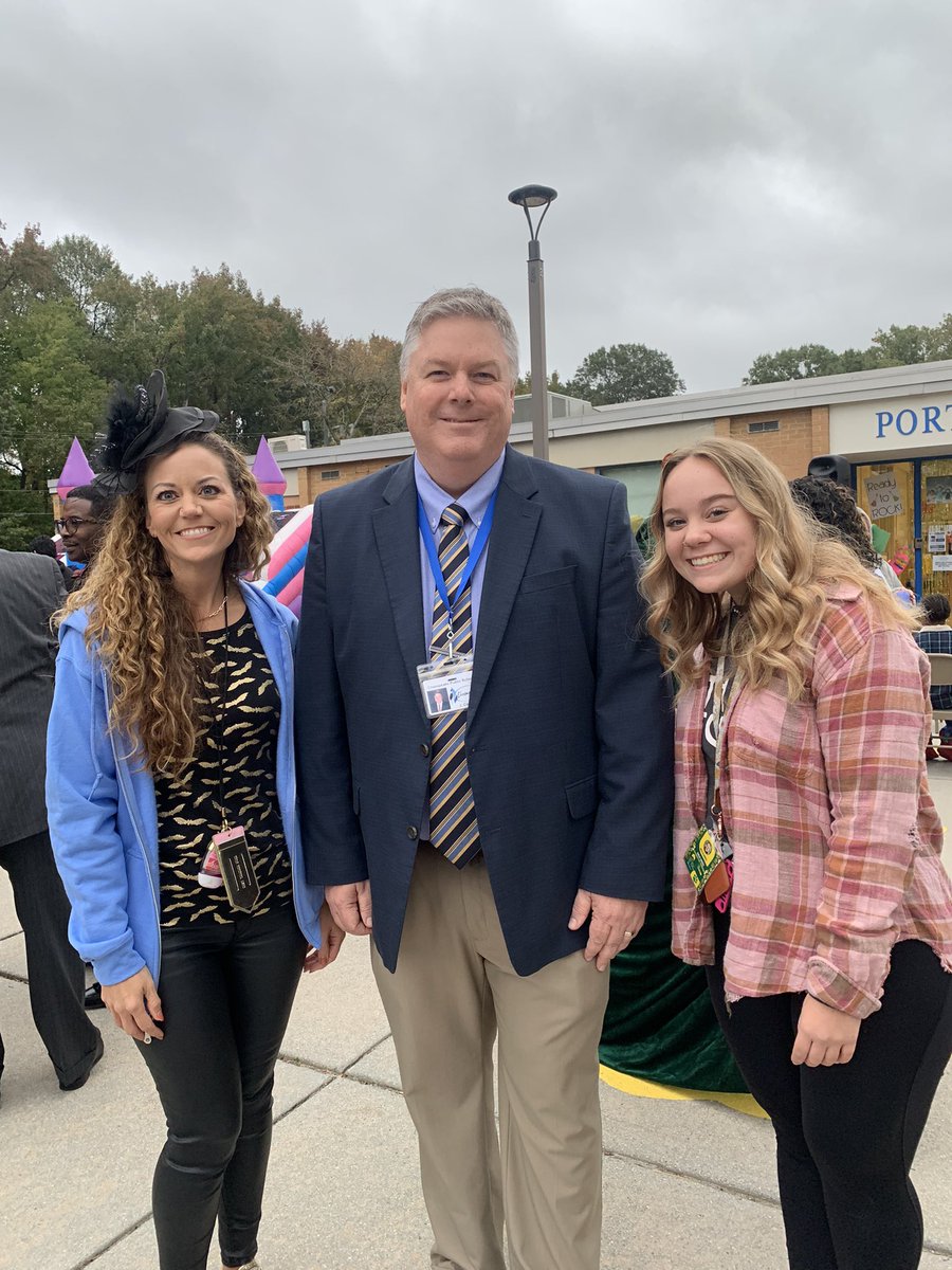 KlingerApril's tweet photo. Marissa was so excited to meet our fabulous superintendent, Dr. Cotton, tonight!  Love my future teacher!❤️           #Teachers4Tomorrow                                #justlikemom 
#volunteer https://t.co/tDEBvhVVNW