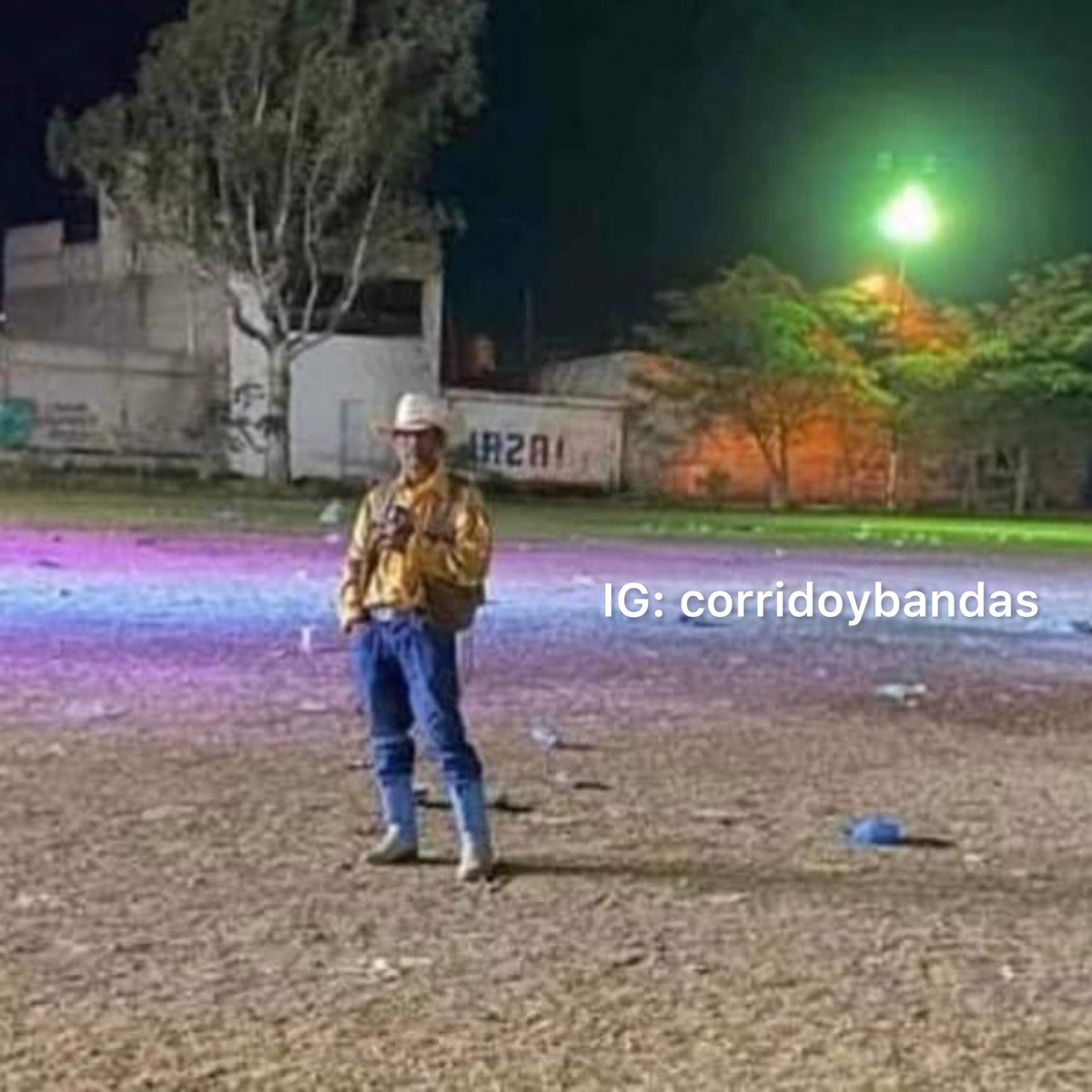 corridosybandas's tweet photo. Mi jefa: ¿Donde estará mi tesoro? 

Yo en el baile esperando que quiten hasta el escenario: https://t.co/kkU2KNVaDl