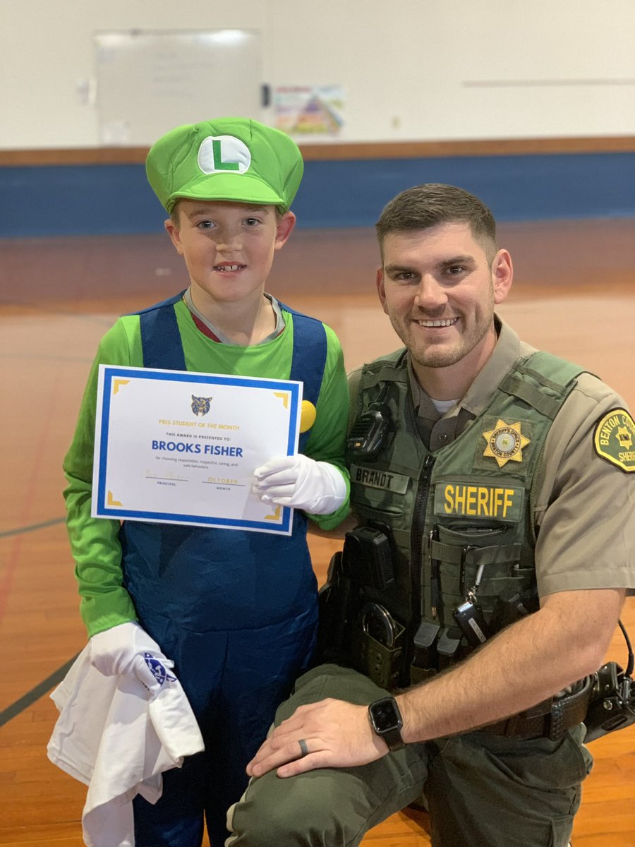 Mrs_KFisher's tweet photo. Thank you, @TbranSRO, for being our October BC celebrity to present another round of Bobcat Behavior awards at #KeyRocks. A special shout-out to Luigi for earning his award for displaying SAFE, RESPONSIBLE, RESPECTFUL, and CARING behaviors! https://t.co/vzRLlzOhpf