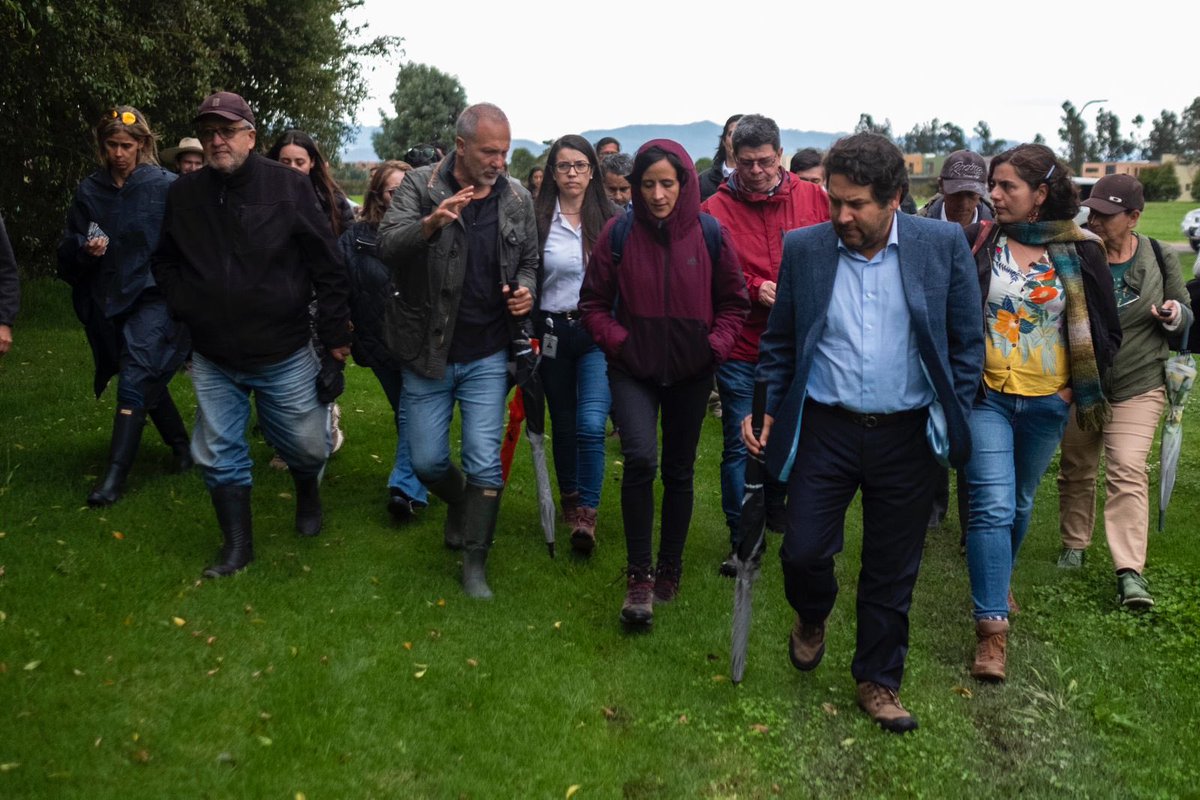 susanamuhamad's tweet photo. Siguiendo nuestro compromiso con la Sabana de Bogotá, ecosistema de interés nacional, ayer escuchamos con atención los argumentos de la ciudadanía @vocesdelriocun sobre desacuerdo con licencia ambiental para variante Chia. Nos comprometimos a revisar el caso de fondo. https://t.co/QTRAF9ojBA