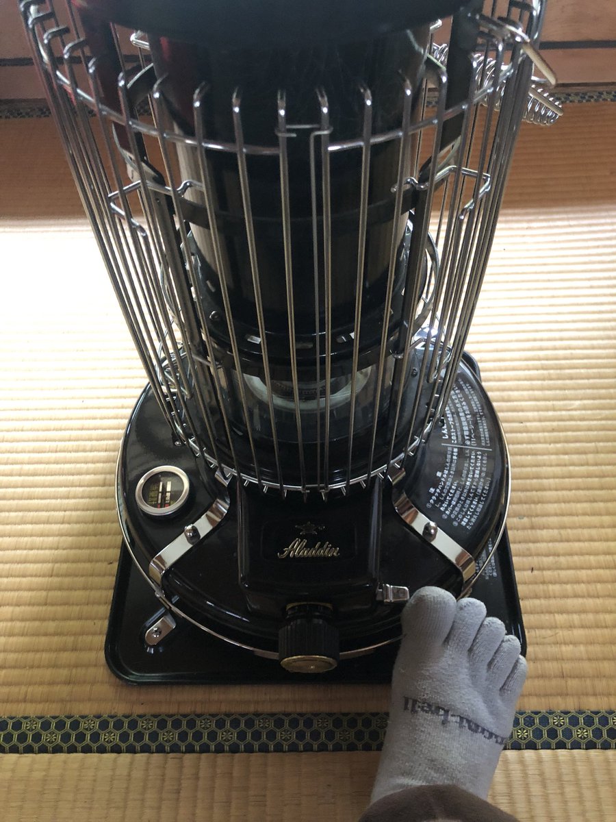jinjin450's tweet photo. アラジンブルーフレームヒーターの良い所は、消火が足で出来る所。
ちゃう？
ちゃうんか？
#Aladdin #Blueframe https://t.co/ryeJ9rjd8L