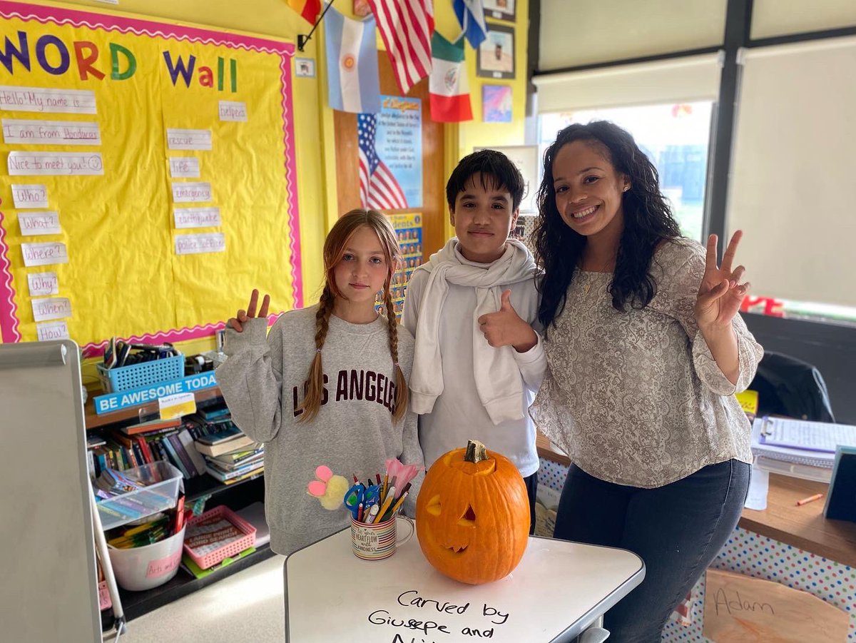 We had so much fun carving pumpkins today while also learning some new words in English! Thanks <a href="/evedaza91/">Dr. Evelyn Perez-Daza</a> for the 🎃! <a href="/lbeachms1/">lbeachms</a> #teamwork #FridayFun