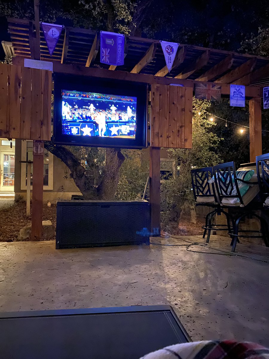 joanncueva's tweet photo. Such a pretty night for watching Netflix and baseball! https://t.co/FoR9JW8mXX