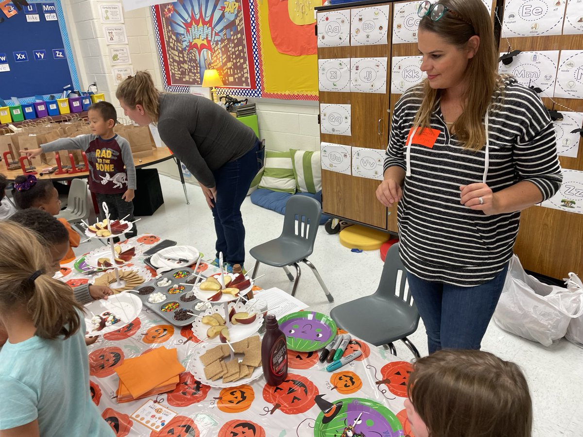 jmitkows1's tweet photo. We had the BEST fall party thanks to all of our fabulous volunteers! #LRelem https://t.co/xlMwKmyWp8