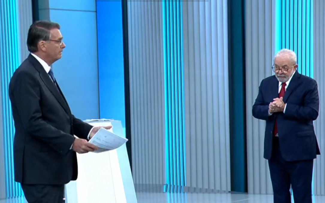 ZAMENZA's tweet photo. "O viagra é usado em vários tratamentos."
"AH É? E por que só militar tem direito a esse tratamento????" #DebatenaGlobo https://t.co/XPLgq12ei4