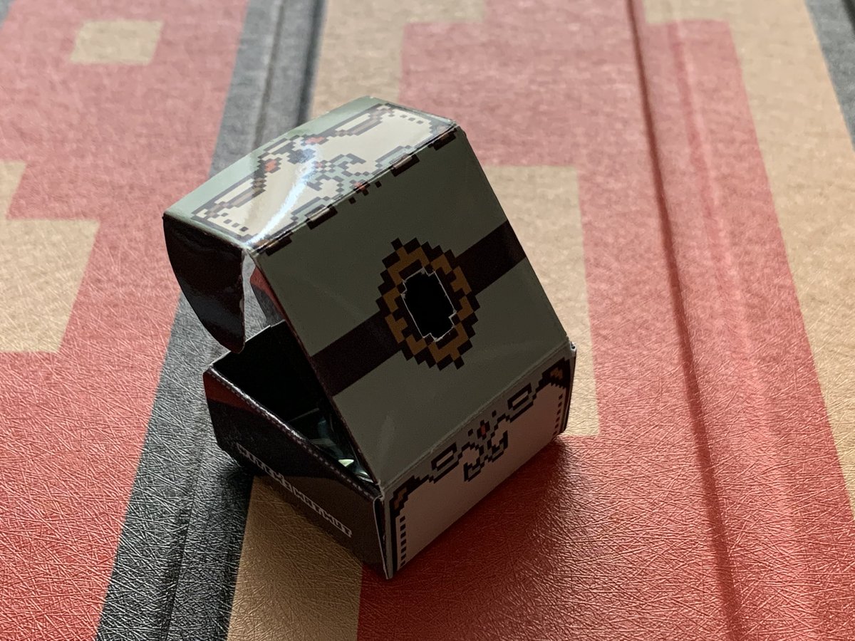 Witch’s Hat Hut（<a href="/witchshathut/">Witch's Hat Hut -RPGなドット絵アイテムのお店-</a> ）さんでipadケース買いました✨
ケースもよかったんですが、おまけが毎回すごく凝ってます😊
もはやおまけも目当てになってる❣️
小さな箱の中身はポーションのピンバッジ💕
大事に使いますね😍