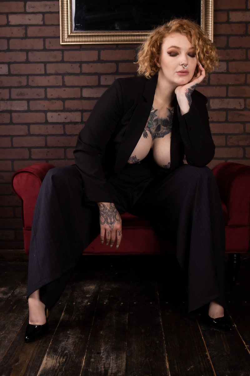 LuckyDevilPinUp's tweet photo. Hello Everyone! Finally got my account back! Will be posting a lot more on Twitter.  Here's a pic of Kimberly Guitar. 
Also, use code TREAT45 for 45% off Digital Photo Sets. 
https://t.co/PMIySwTqbp https://t.co/jncHrQlLai
