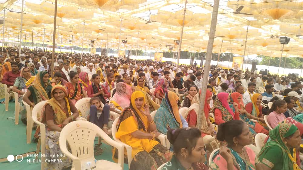 Edugujarati's tweet photo. @patelPRAGNESH_K @NimawatHiren જોઈ લે... કેજરીવાલ સાહેબ નથી આવી શક્યા તો પણ આટલી પબ્લિક હાજર હતી... આતો ભ્રષ્ટ ભાજપના કારણે મિટિંગ માં કેજરીવાલ સાહેબ ના આવી શકયા... https://t.co/DRv2cOca1N