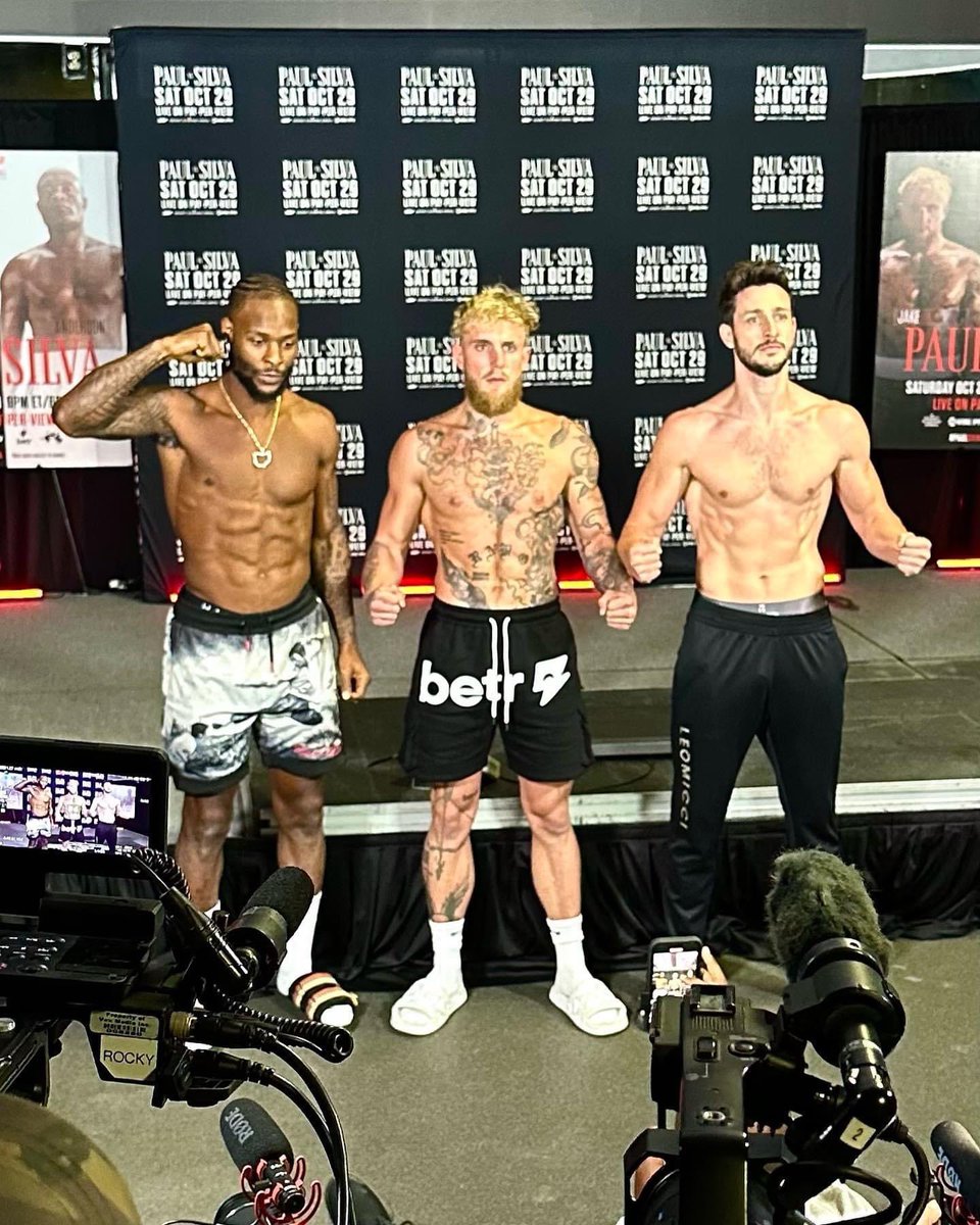 blitz_nfl's tweet photo. Can’t say this world can’t keep surprising you… Lev Bell next to Jake Paul and Doctor Mike… 😂🤦‍♂️ For a “boxing” match #PaulvsSilva #NFL https://t.co/YNpnVCKGwj
