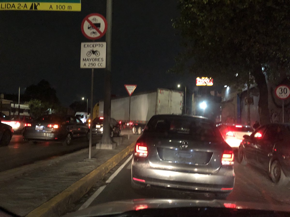 arangosa's tweet photo. Así un trailer incorporándose a carriles centrales de Circuito Interior https://t.co/ne3ler89eQ