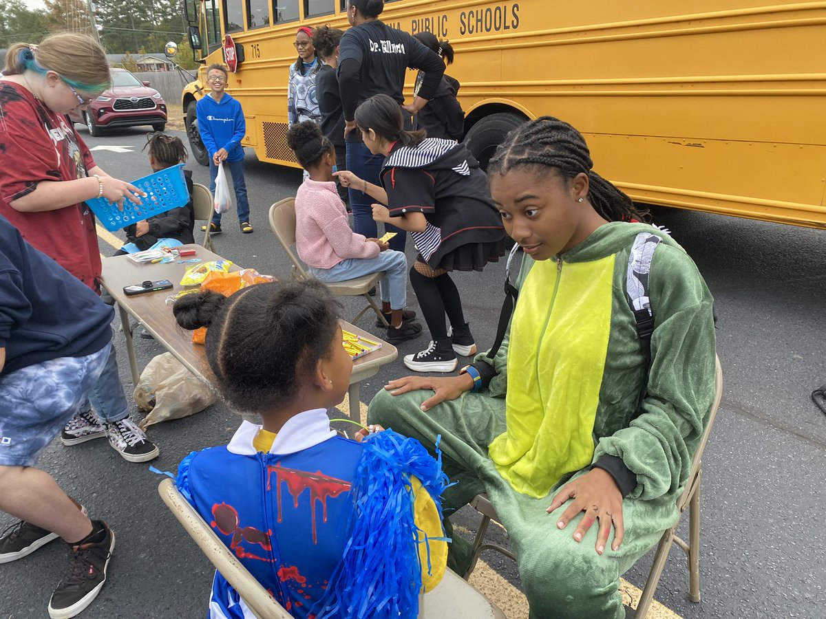 Niesha_Wither's tweet photo. Our student Falcons @71sthighccs reporting for duty to support our feeder elementary school @LoydEAuman and their families during their Trunk or Treat Family Night! So proud of our Falcons! #falconssoarhigh @travisgreene03 @EddieFordIV @thereal71sports @MzLCarter1 @mrhalltoyou83 https://t.co/1gvxZt4Jtx