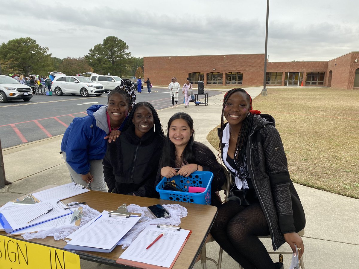 Niesha_Wither's tweet photo. Our student Falcons @71sthighccs reporting for duty to support our feeder elementary school @LoydEAuman and their families during their Trunk or Treat Family Night! So proud of our Falcons! #falconssoarhigh @travisgreene03 @EddieFordIV @thereal71sports @MzLCarter1 @mrhalltoyou83 https://t.co/1gvxZt4Jtx