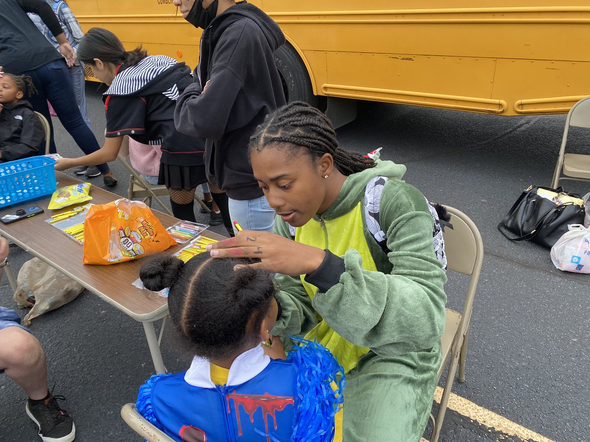 Niesha_Wither's tweet photo. Our student Falcons @71sthighccs reporting for duty to support our feeder elementary school @LoydEAuman and their families during their Trunk or Treat Family Night! So proud of our Falcons! #falconssoarhigh @travisgreene03 @EddieFordIV @thereal71sports @MzLCarter1 @mrhalltoyou83 https://t.co/1gvxZt4Jtx