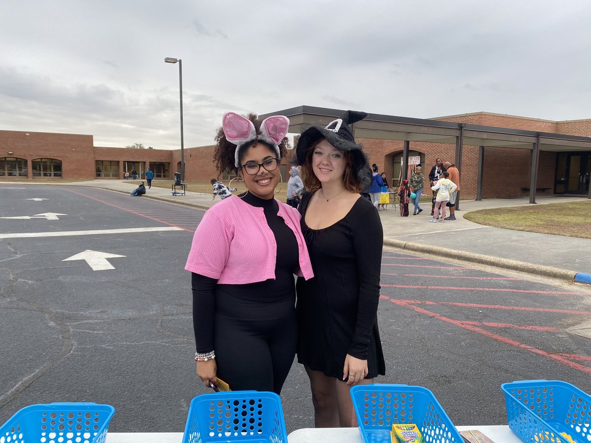 Niesha_Wither's tweet photo. Our student Falcons @71sthighccs reporting for duty to support our feeder elementary school @LoydEAuman and their families during their Trunk or Treat Family Night! So proud of our Falcons! #falconssoarhigh @travisgreene03 @EddieFordIV @thereal71sports @MzLCarter1 @mrhalltoyou83 https://t.co/1gvxZt4Jtx