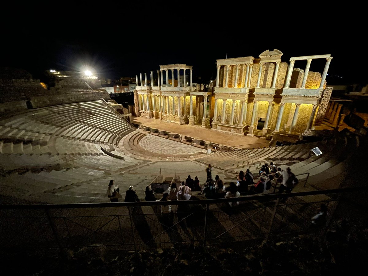 Todos los viernes y sábado a las 20:30h tenemos una preciosa visita guiada nocturna por el interior del Teatro y Anfiteatro romano de Mérida. 
RESERVA YA EL TOUR EN ⬇️⬇️
activatours.es/visita-nocturn…