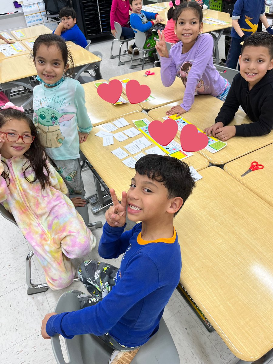 TheDeanerGrade2's tweet photo. Mrs. Keen’s super 2nd graders did a FINtastic job identifying story elements in two of their favorite stories, The Three Little Pigs and Charlotte’s Web! 

#DeanDreamTeam #2ndGradeStrong https://t.co/15LiuMfKN8