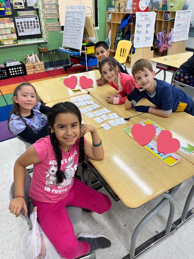 TheDeanerGrade2's tweet photo. Mrs. Keen’s super 2nd graders did a FINtastic job identifying story elements in two of their favorite stories, The Three Little Pigs and Charlotte’s Web! 

#DeanDreamTeam #2ndGradeStrong https://t.co/kQr57H2uRt