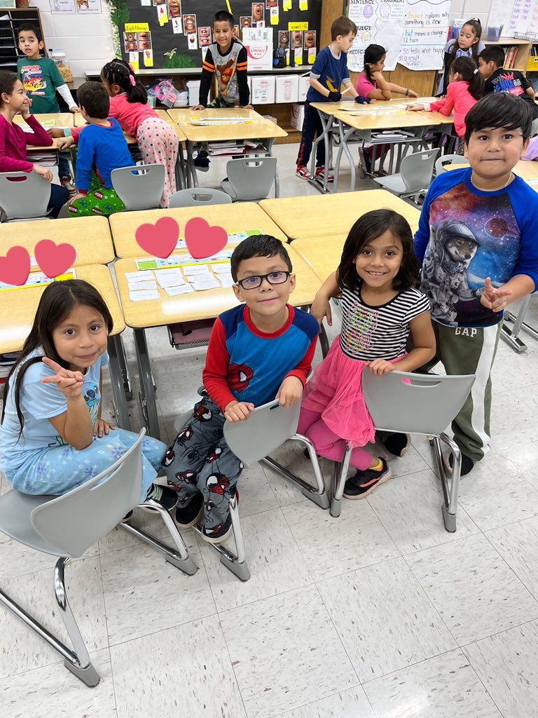 TheDeanerGrade2's tweet photo. Mrs. Keen’s super 2nd graders did a FINtastic job identifying story elements in two of their favorite stories, The Three Little Pigs and Charlotte’s Web! 

#DeanDreamTeam #2ndGradeStrong https://t.co/kQr57H2uRt