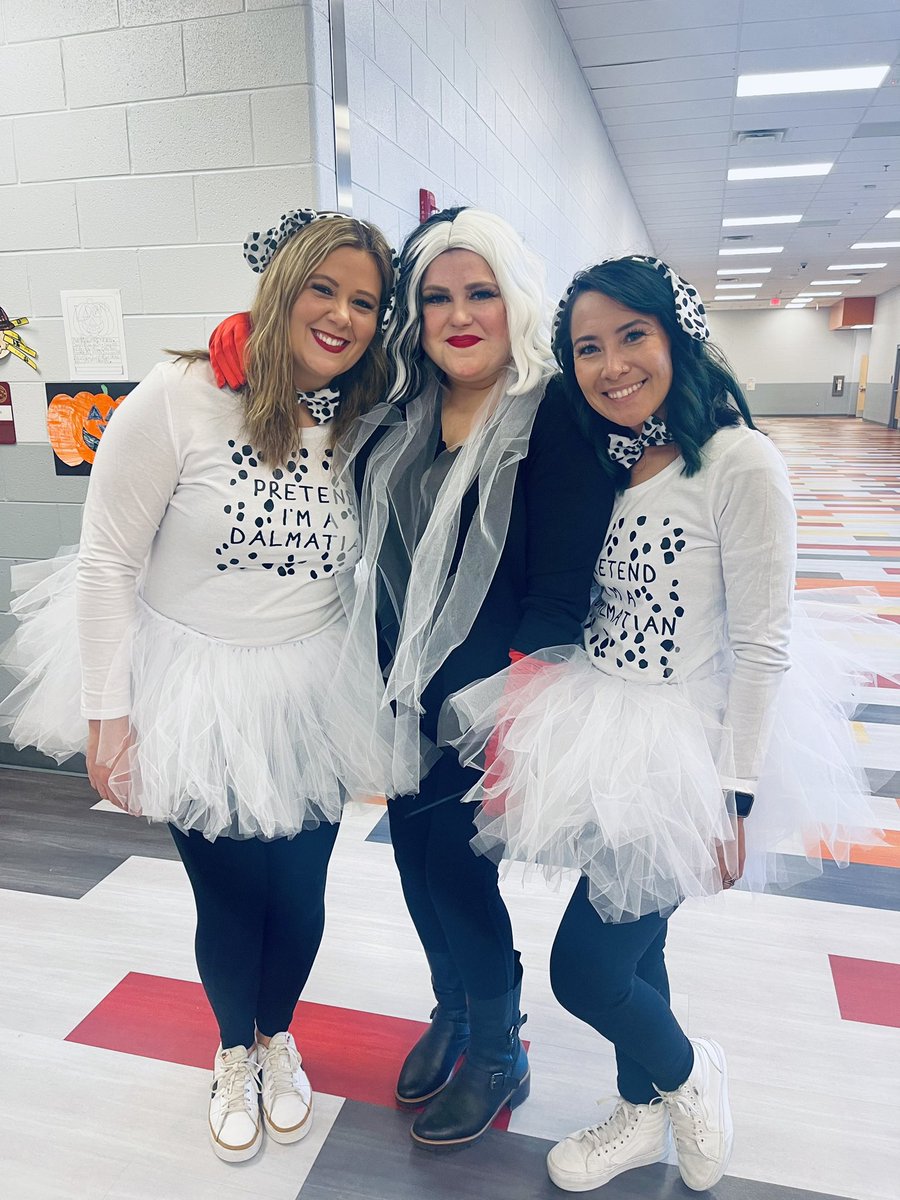 hollfrazier's tweet photo. Book character dress up day ♥️ 🖤 #otterlyawesome https://t.co/xb2mHoDXOP