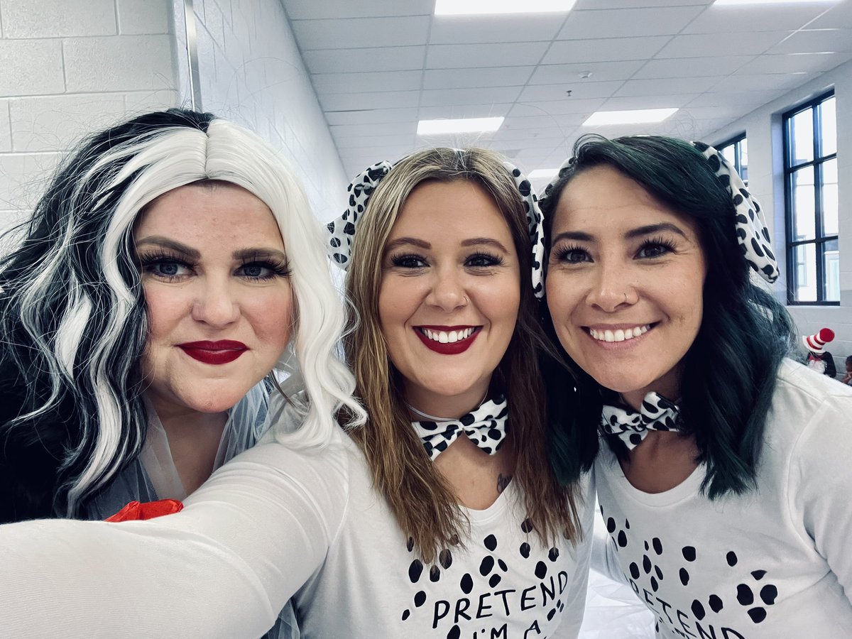 hollfrazier's tweet photo. Book character dress up day ♥️ 🖤 #otterlyawesome https://t.co/xb2mHoDXOP