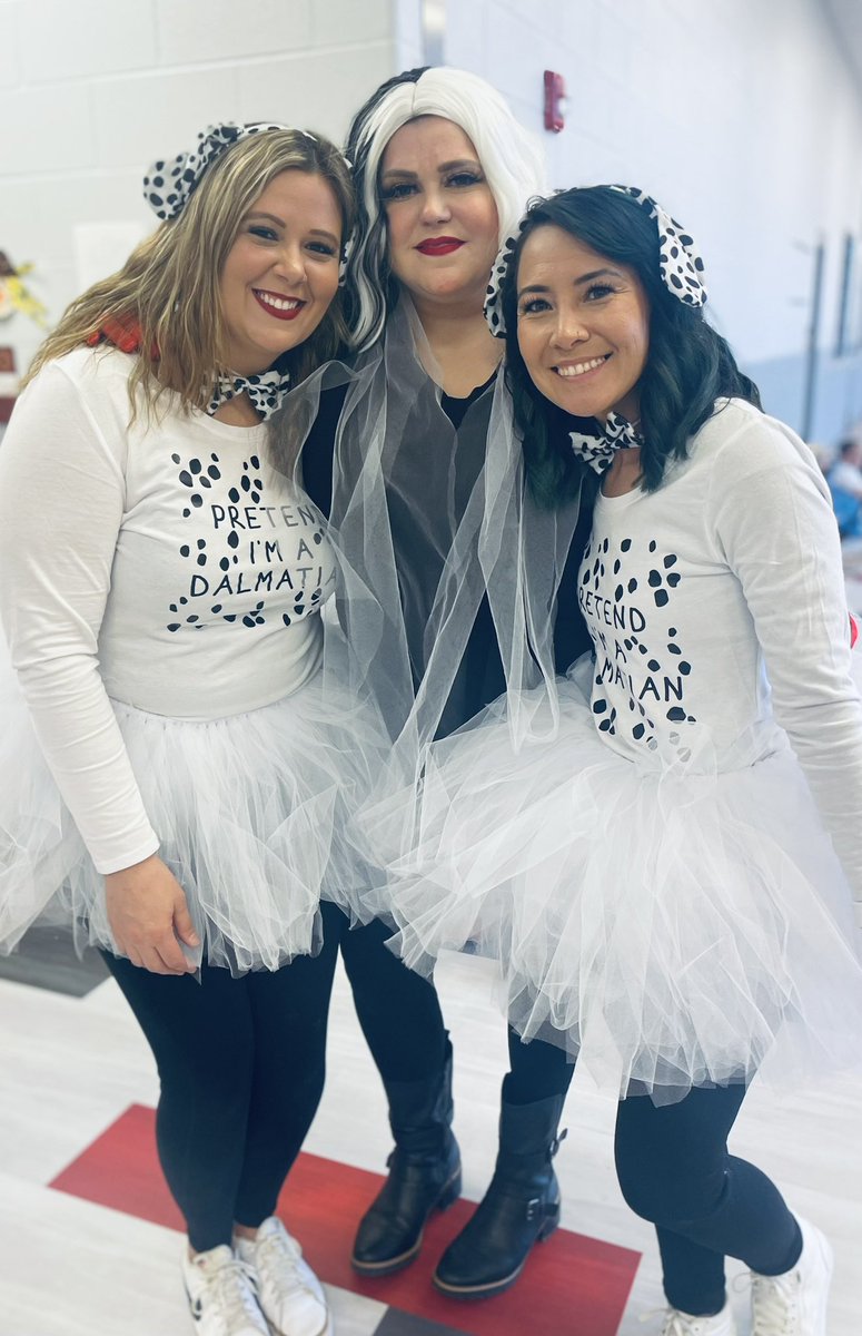 hollfrazier's tweet photo. Book character dress up day ♥️ 🖤 #otterlyawesome https://t.co/xb2mHoDXOP