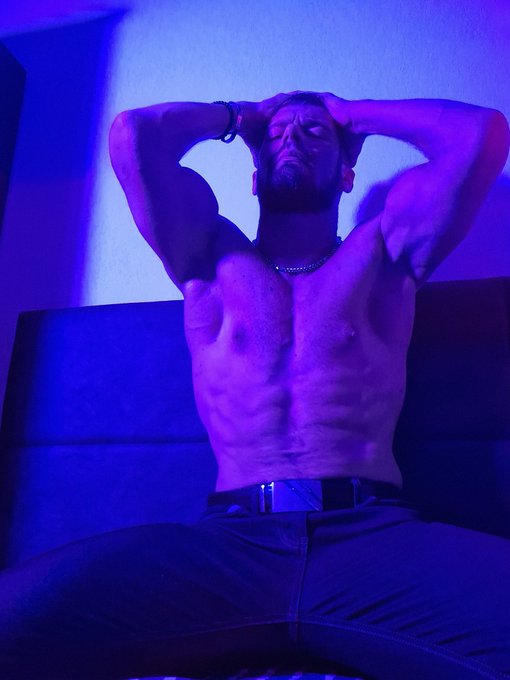 does anyone want to come with me? https://t.co/Fjx9mKkAJv