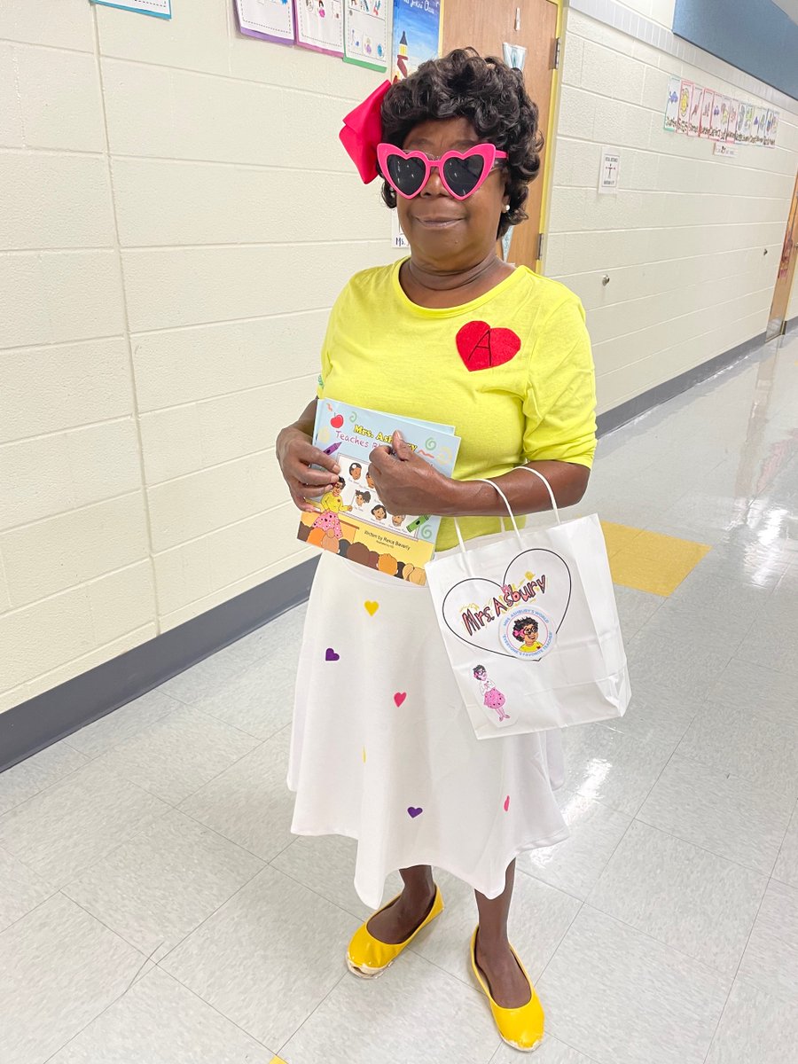 MrsAshburysWorl's tweet photo. There’s no feeling to describe moments like this. We don’t take it lightly when children and adults decide to dress as #MrsAshburysWorld. Our hearts are happy! 

And to these precious babies, #KeepLearningAndLoving ❤️. 

https://t.co/ncqPcMwxET https://t.co/MjYHqe1dh7