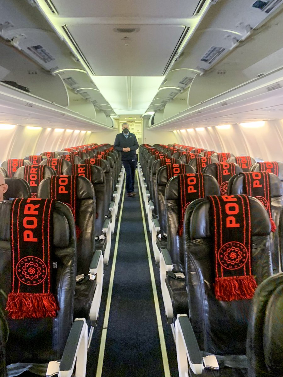 FOS's tweet photo. On this morning's flight from Portland to DC, Alaska Airlines gave passengers free Thorns scarves ahead of the NWSL Championship.

(📸: @meriveran) https://t.co/cVCLXz04Y0