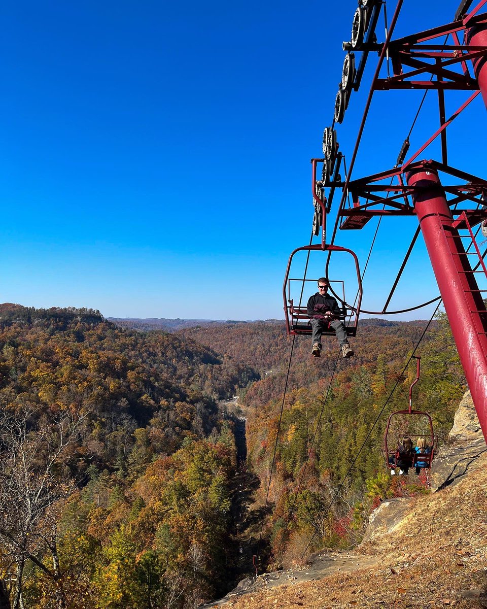 Have you ridden the sky lift up to Natural Bridge?! 
•
#naturalbridge #naturalbridgestatepark #kentuckystateparks #kentucky #treadthered #rrg