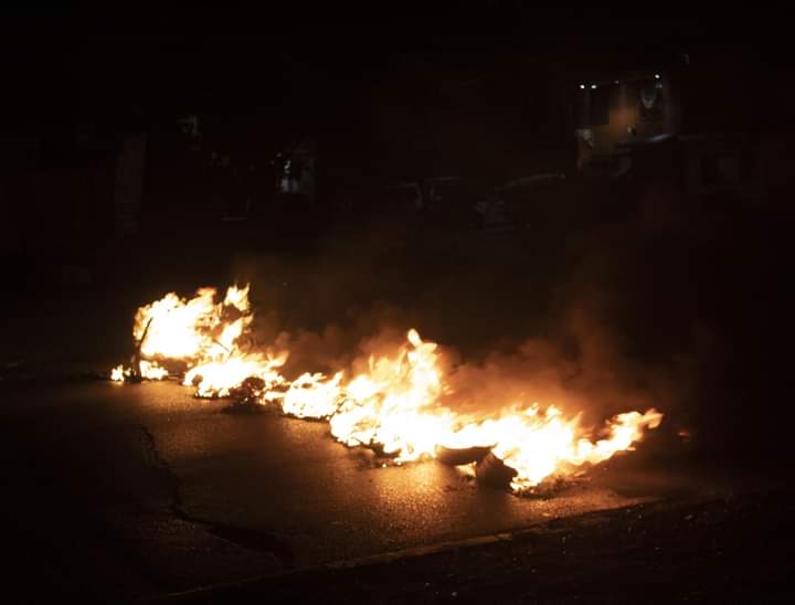 BuscandoKalle's tweet photo. ⚫️Recibimos a nuestra casilla de mail buscandolakalle@riseup.net y difundimos: Desde Santiago, barricadas en el marco de la conmemoración del 12 de octubre.

"12 de octubre: Nada que celebrar. Desde algún lugar de la Warria/pikunmapu, algunxs anárquicxs levantamos barricadas
⬇️ https://t.co/wLjagw6Z73