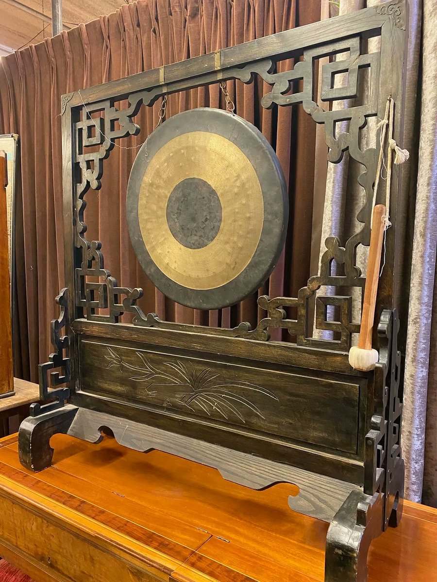 UniStudiosLot's tweet photo. It's time to ring the #gong! Wouldn't this be a great piece to use on Fridays! π This unique, authentic piece can be rented through the Universal Studios Property department.
#onthelot #uniproperty #props #TGIF https://t.co/pCCXT17UJc