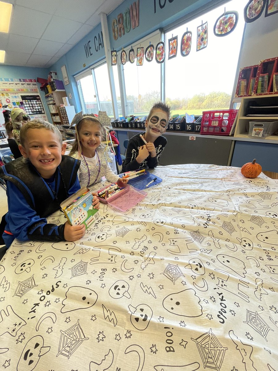 PepeClass1st's tweet photo. Halloween FUN today in first grade!🧡🖤🎃 https://t.co/ouk46Fcx8t